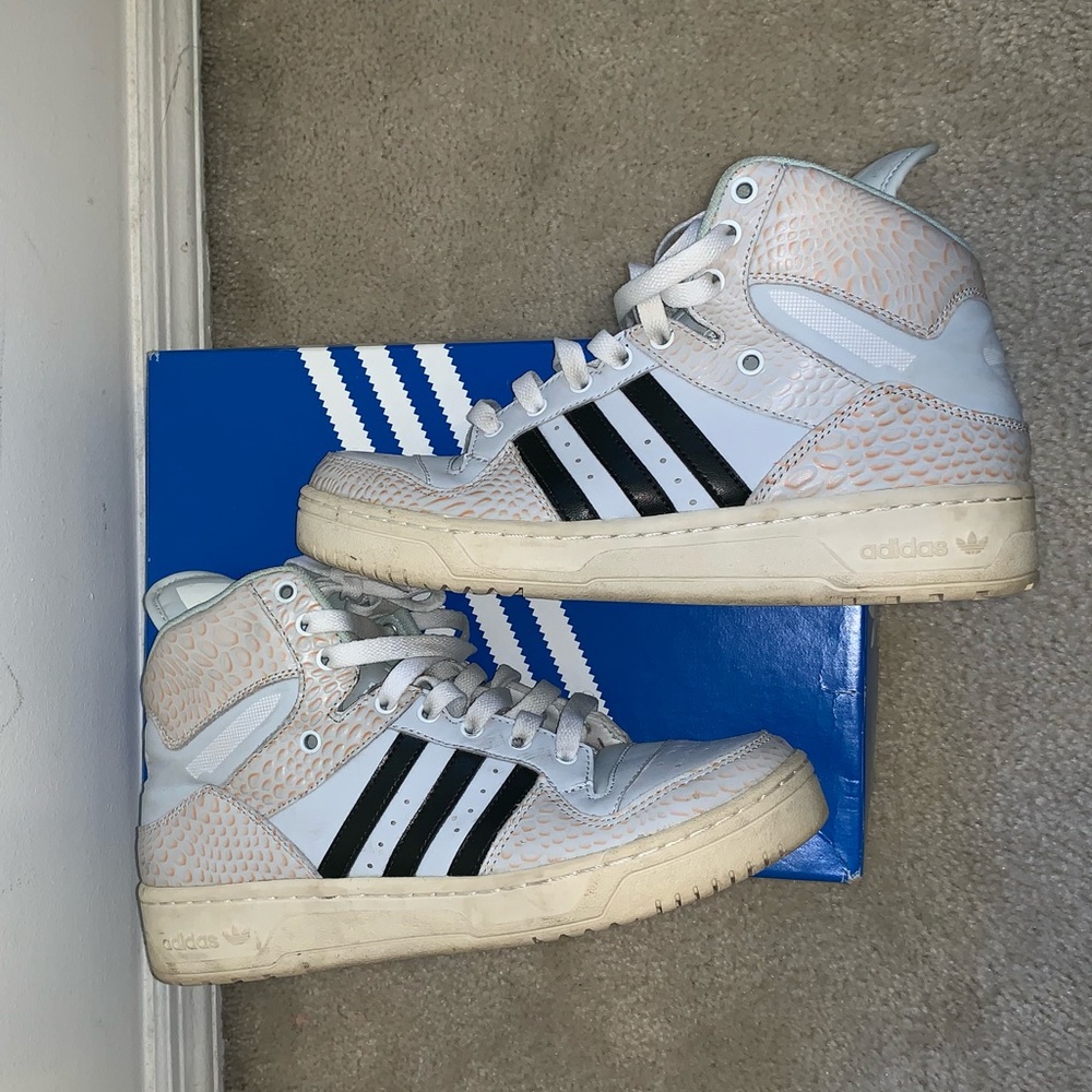 ADIDAS METRO ATTITUDE LOGO